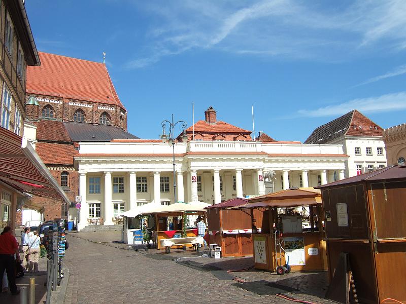 2009-08- (325).JPG - ... mit dem "Neuen Gebäude" aus dem 18. Jahrhundert ...